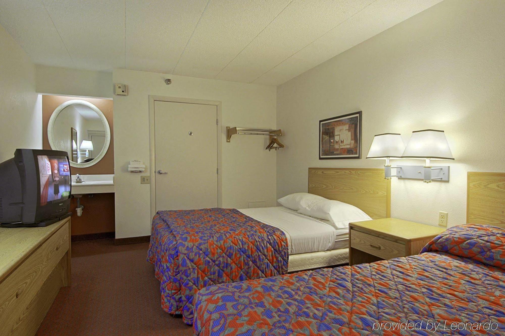 Red Roof Plus Chicago - Hoffman Estates Room photo