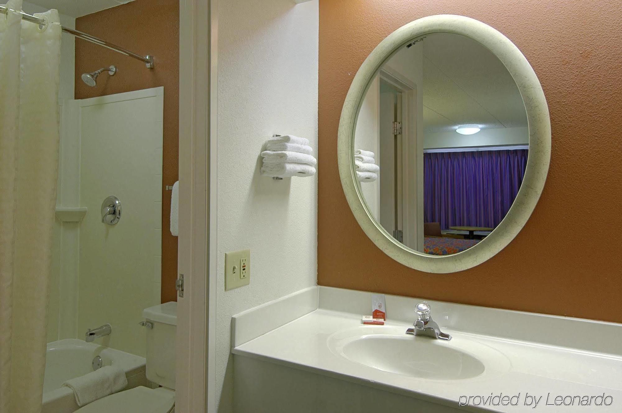 Red Roof Plus Chicago - Hoffman Estates Room photo